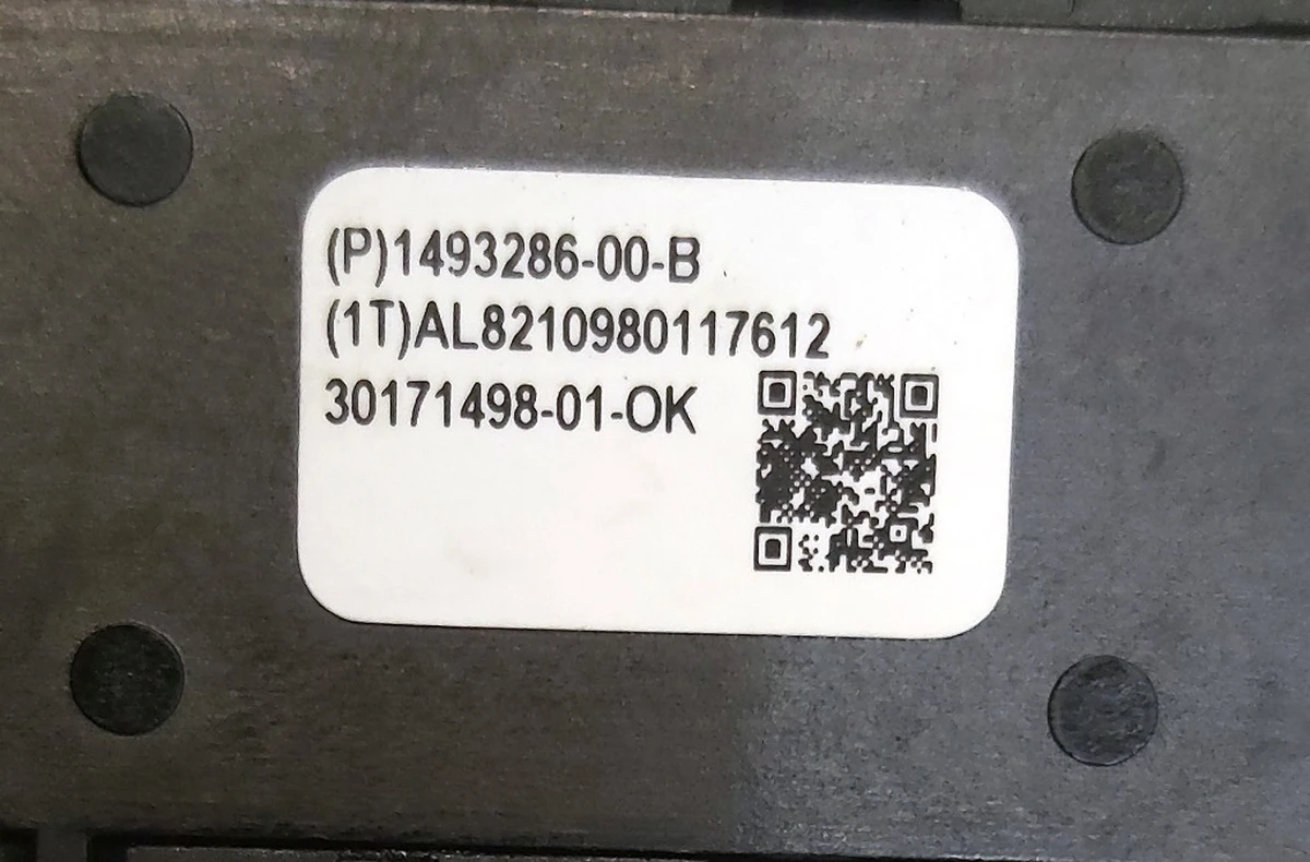 14 Кнопки управления спинками сидений 2-го ряда Tesla Model Y 1493286-00-B