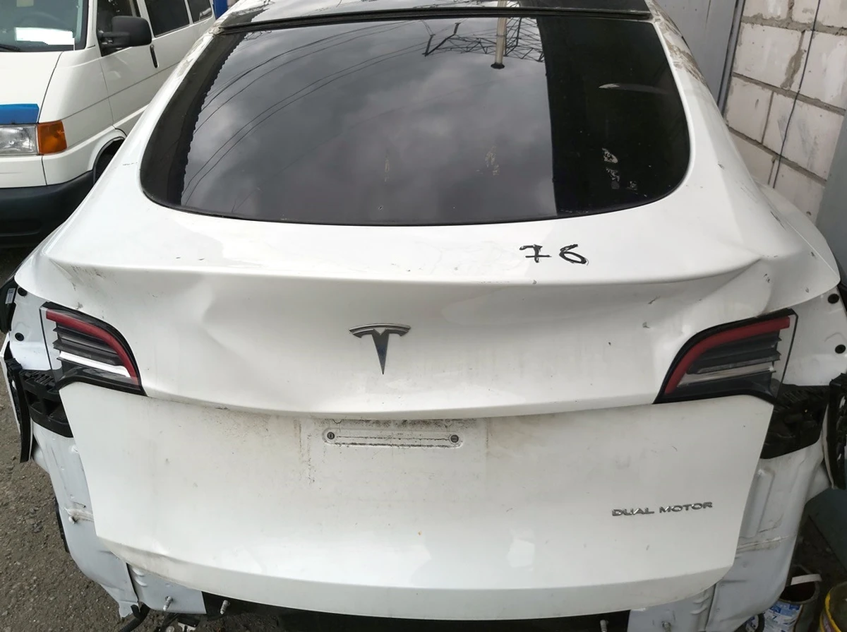 11 LIFTGATE PPSW with lights and glass assembly with damage Tesla Model Y 1493410-11-A