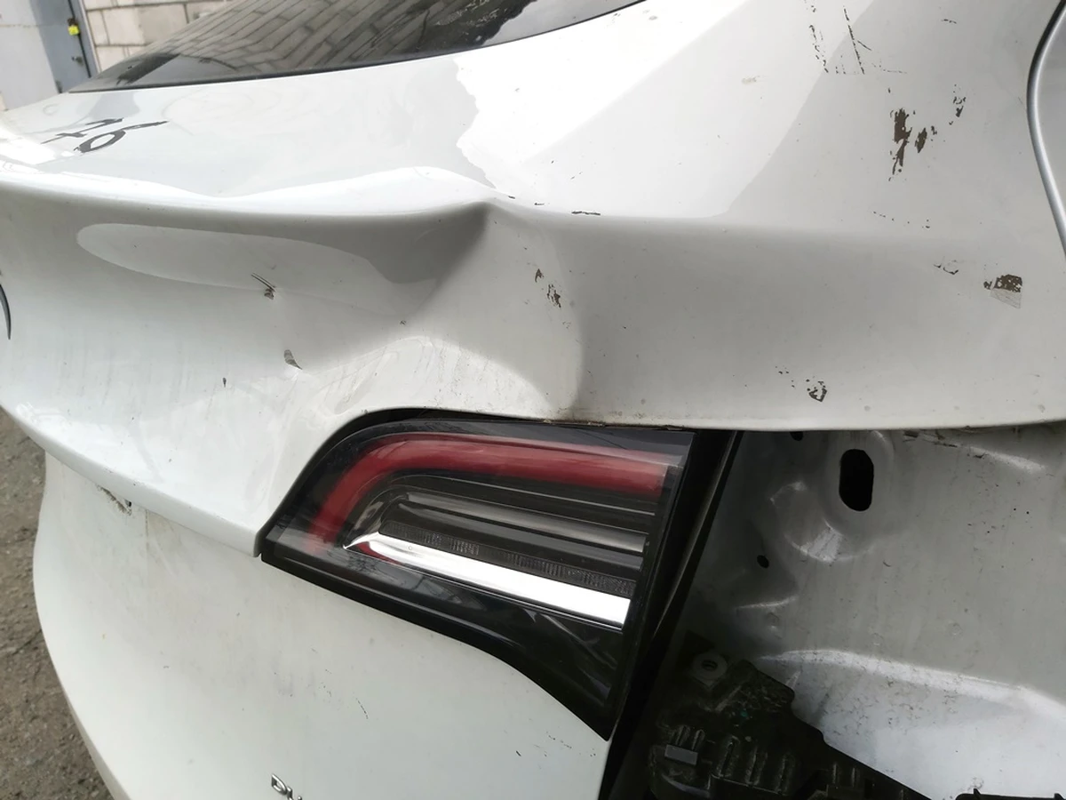 11 LIFTGATE PPSW with lights and glass assembly with damage Tesla Model Y 1493410-11-A