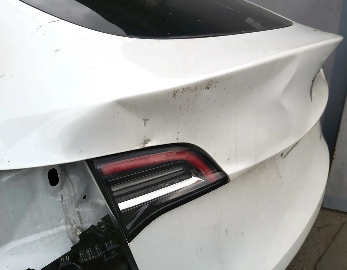 11 LIFTGATE PPSW with lights and glass assembly with damage Tesla Model Y 1493410-11-A