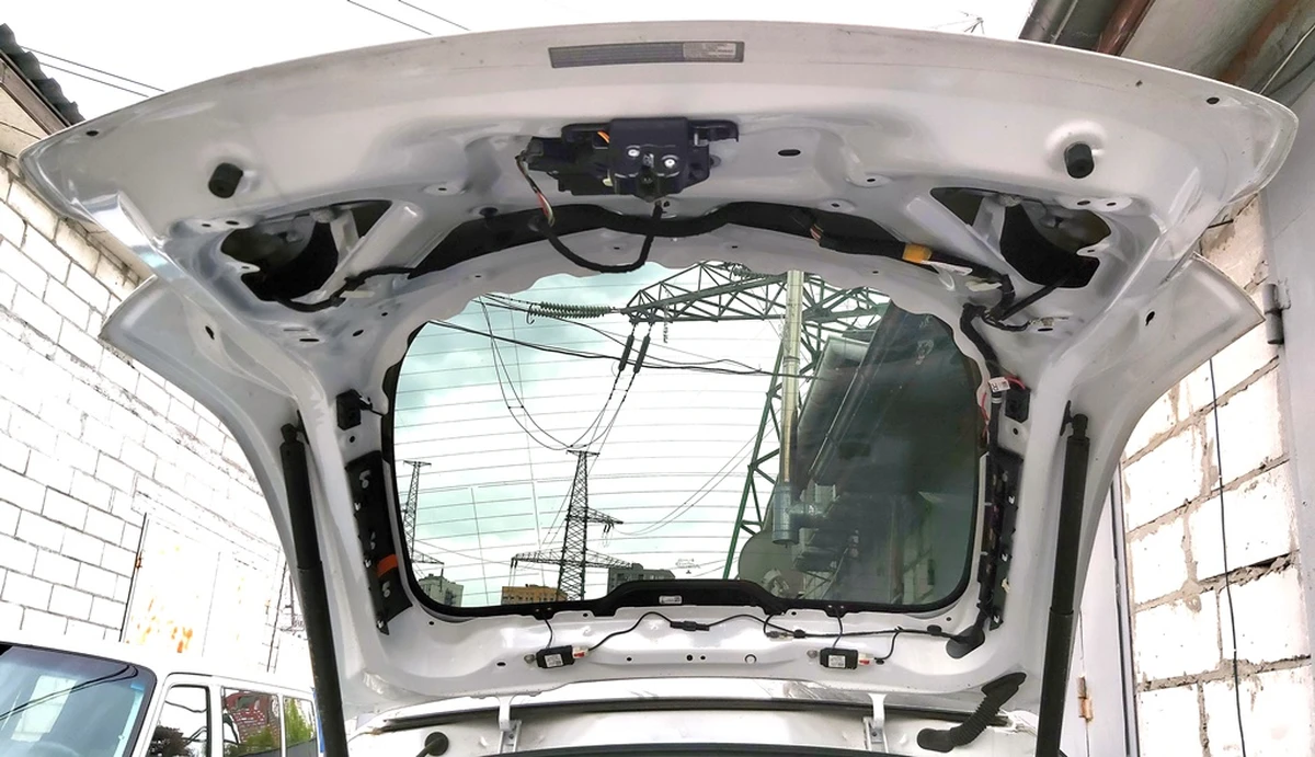 11 LIFTGATE PPSW with lights and glass assembly with damage Tesla Model Y 1493410-11-A