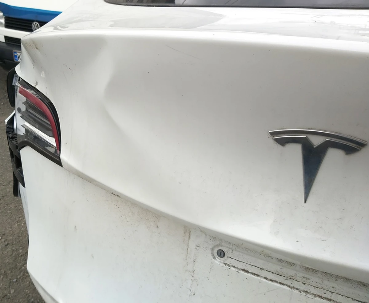 11 LIFTGATE PPSW with lights and glass assembly with damage Tesla Model Y 1493410-11-A