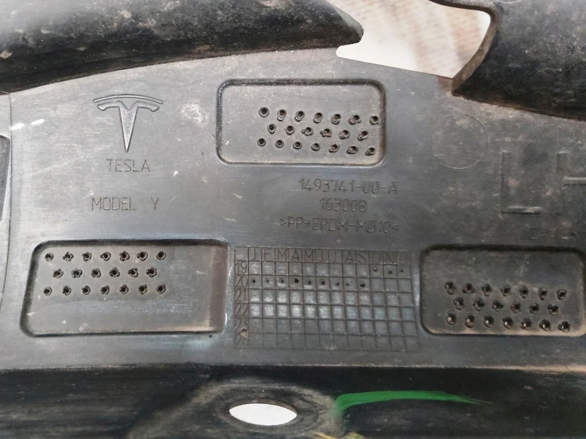 Підсилювач бампера переднього (повітропровід) лівий нижній Tesla model Y 1493741-00-A