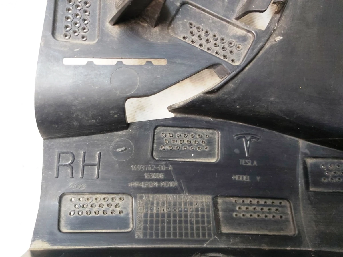 Підсилювач бампера переднього (повітропровід) правий нижній Tesla model Y 1493742-00-A