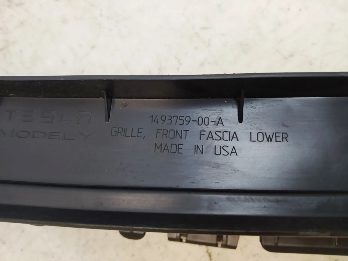 1 Решетка декоративная передняя Tesla Model Y 1493759-00-A