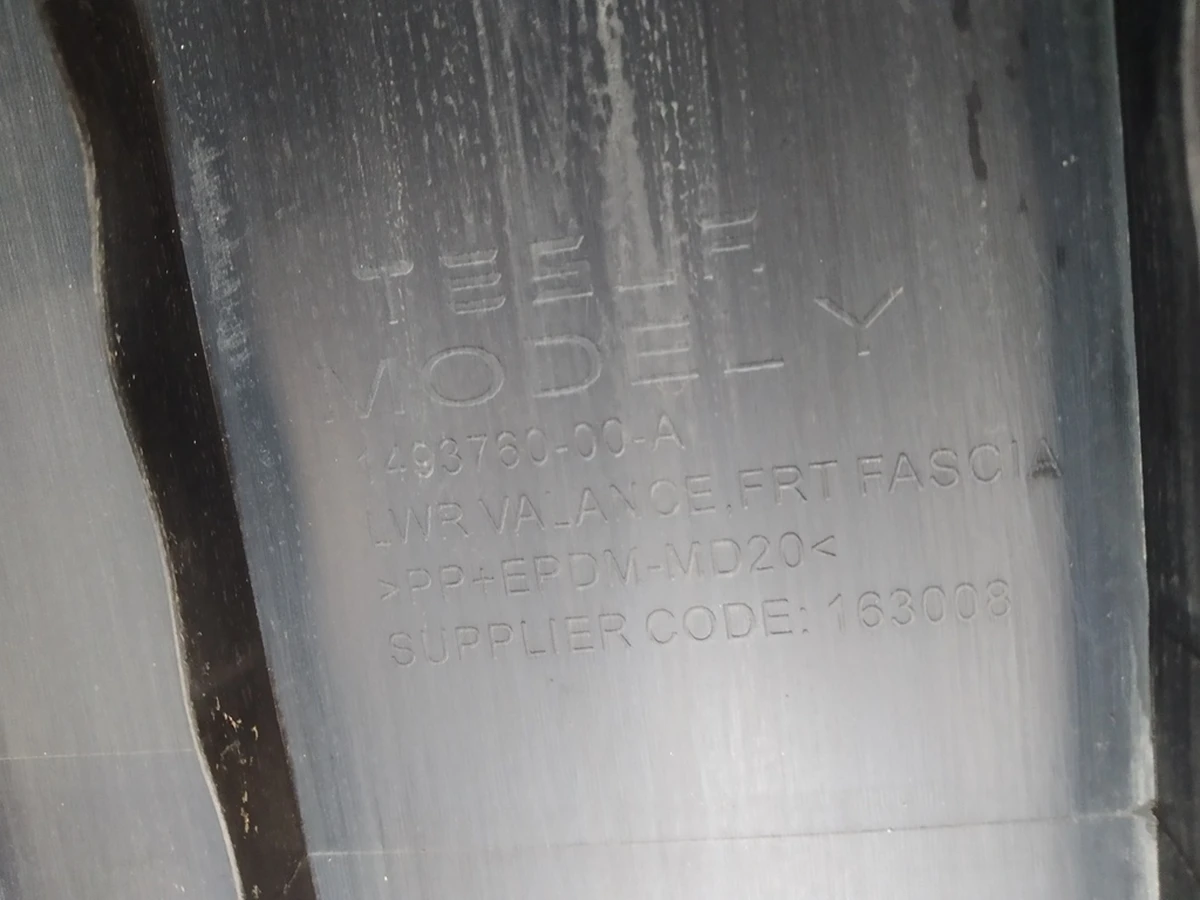 1 Накладка бампера переднего нижняя (губа) с повреждением Tesla model Y 1493774-TX-A