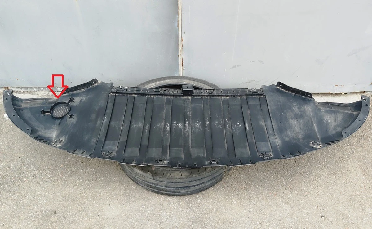 1 Накладка бампера переднего нижняя (губа) с повреждением Tesla model Y 1493774-00-B