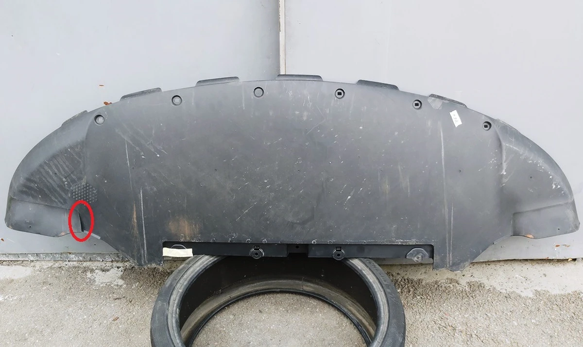 1 Накладка бампера переднего нижняя (губа) с повреждением Tesla model Y 1493774-00-B