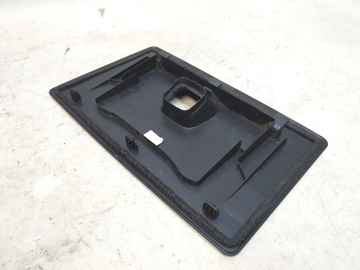 7 Панель замка подкапотного бокса (повреждение) Tesla model Y 1494086-00-B