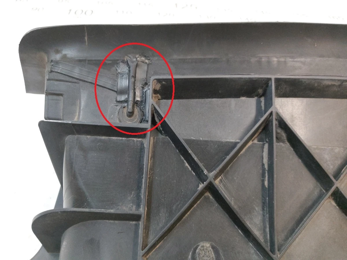 5 Люверс центральный в сборе реставрированный Tesla Model Y 1494159-00-C