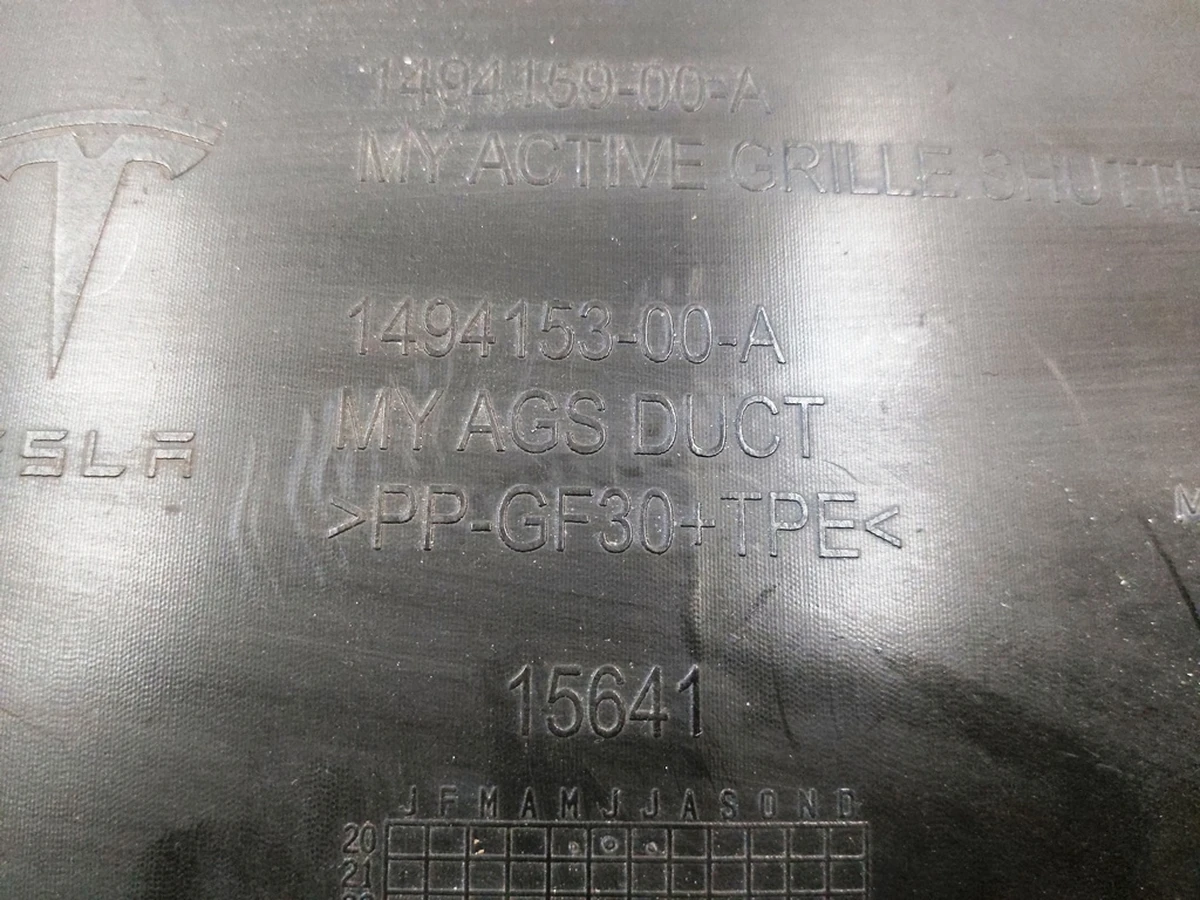 5 Люверс центральный в сборе реставрированный Tesla Model Y 1494159-00-C