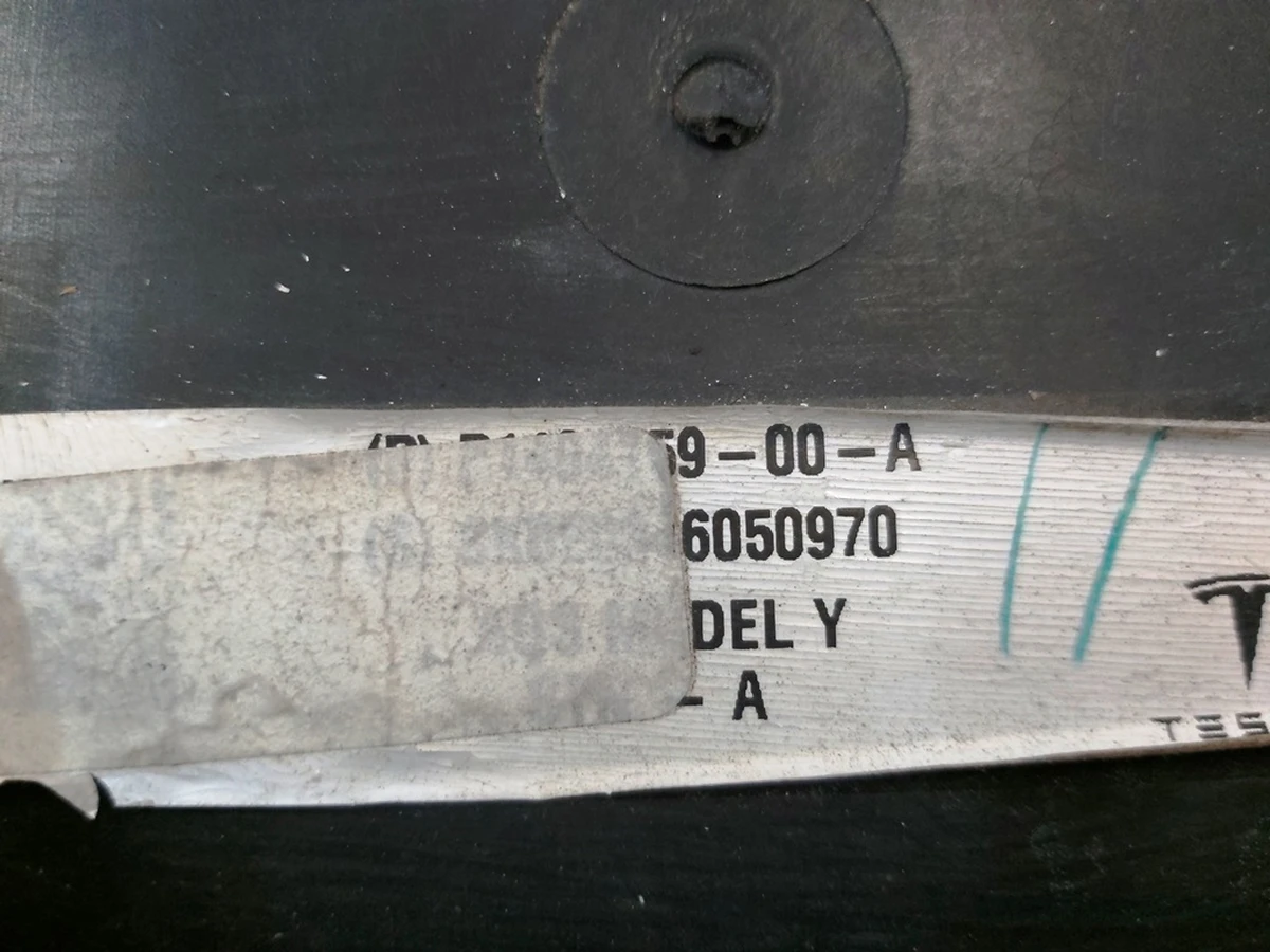 5 Люверс центральный в сборе реставрированный Tesla Model Y 1494159-00-C