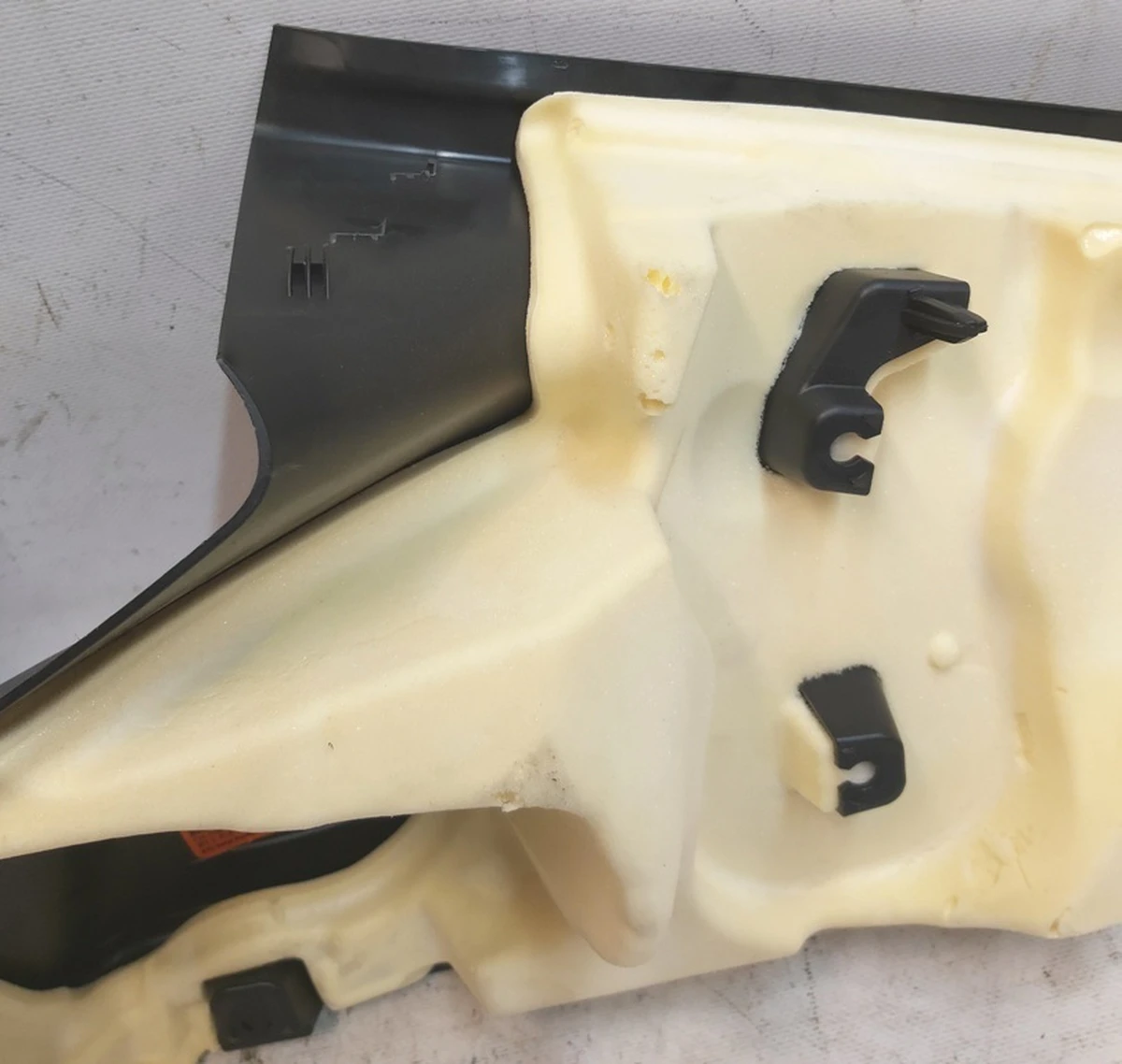 6 Накладка ременя безпеки стійки С лівої з ушкодженням Tesla model Y 1494608-79-A