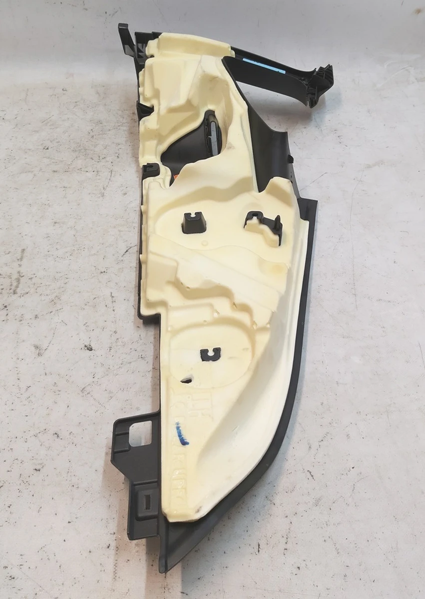 6 Накладка ременя безпеки стійки С лівої з ушкодженням Tesla model Y 1494608-79-A