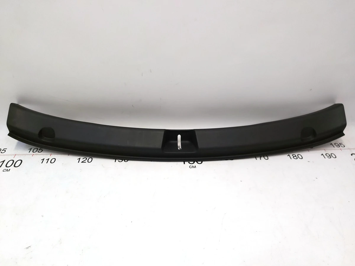 18 Оздоблення багажника пластик (під замок) Tesla Model Y 1494631-00-C