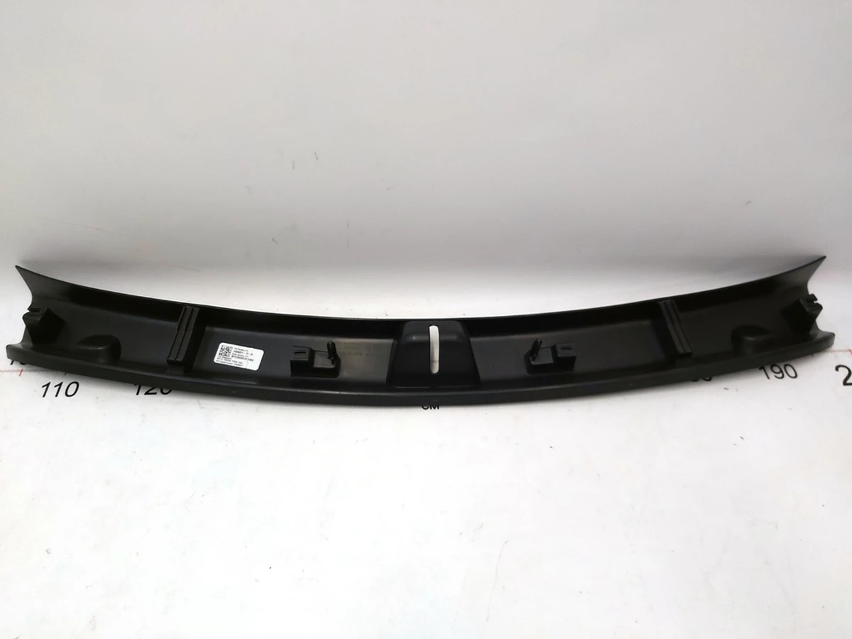 18 Оздоблення багажника пластик (під замок) Tesla Model Y 1494631-00-C