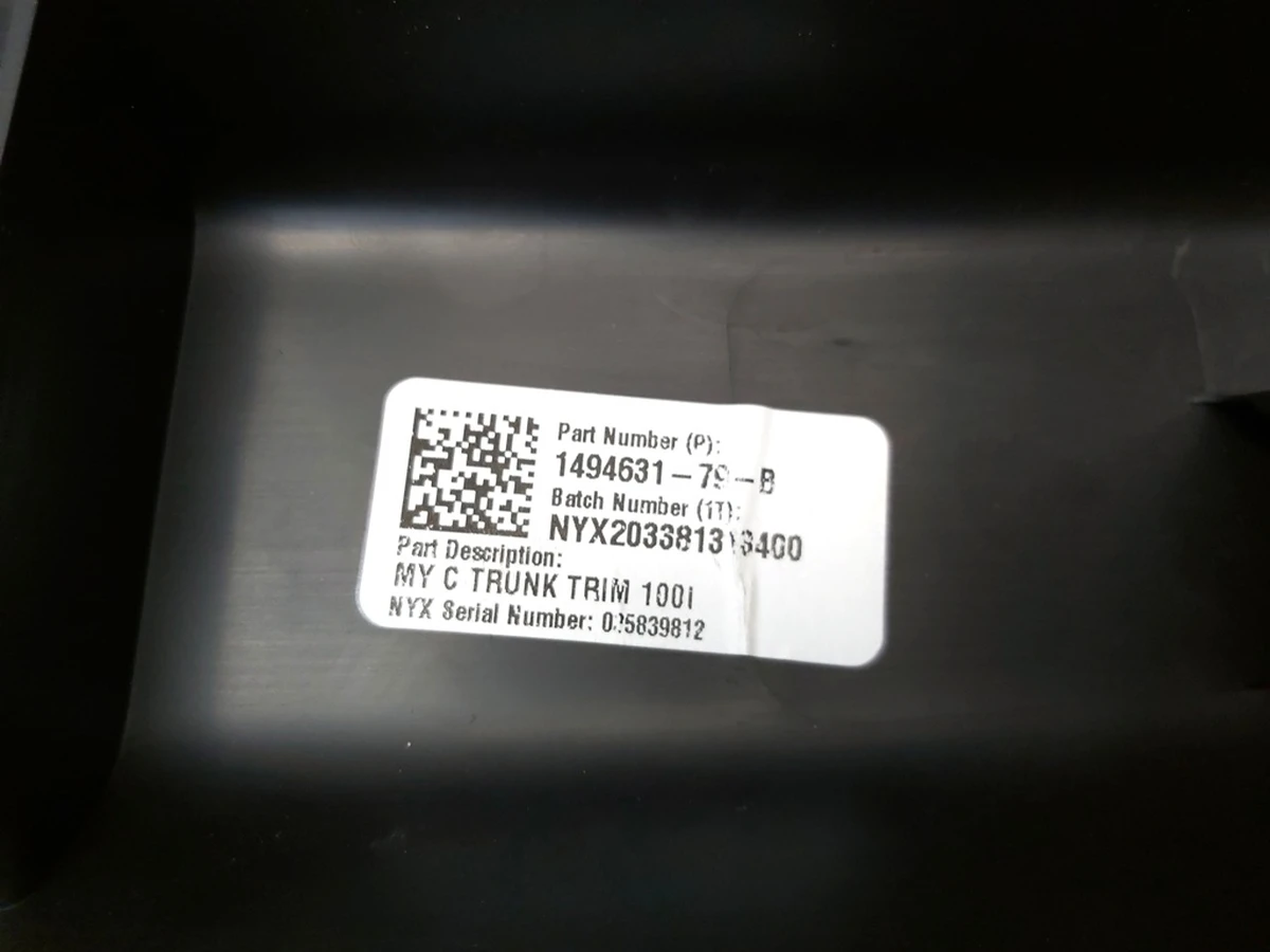 18 Оздоблення багажника пластик (під замок) Tesla Model Y 1494631-00-C