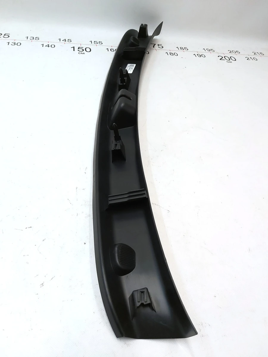 18 Оздоблення багажника пластик (під замок) Tesla Model Y 1494631-00-C