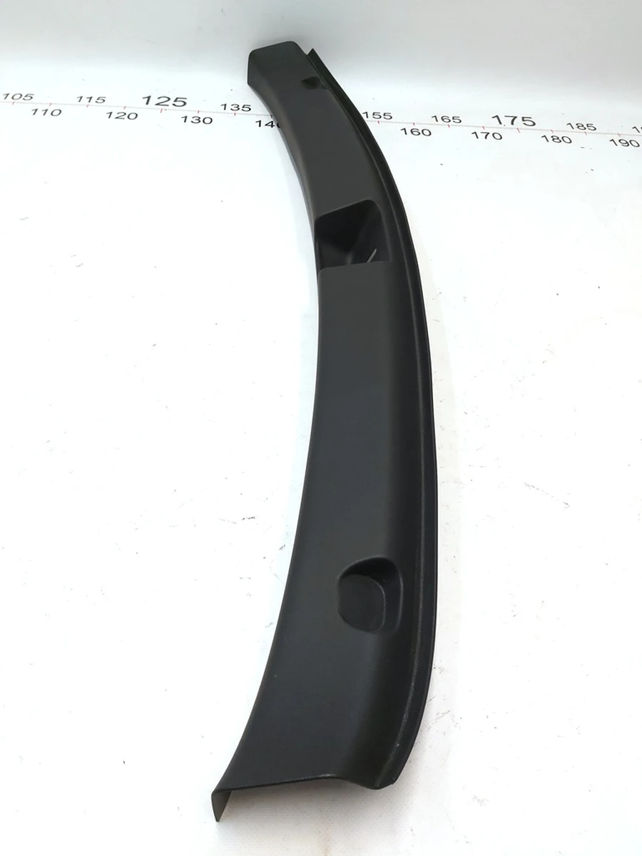 18 Оздоблення багажника пластик (під замок) Tesla Model Y 1494631-00-C