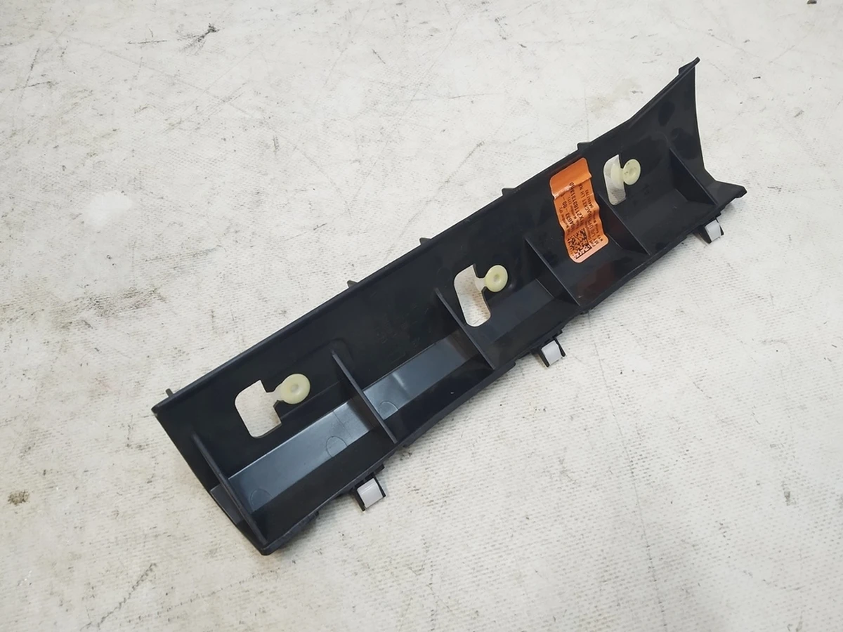 3 Кріплення облицювання багажника ліве Tesla Model Y 1628707-00-A