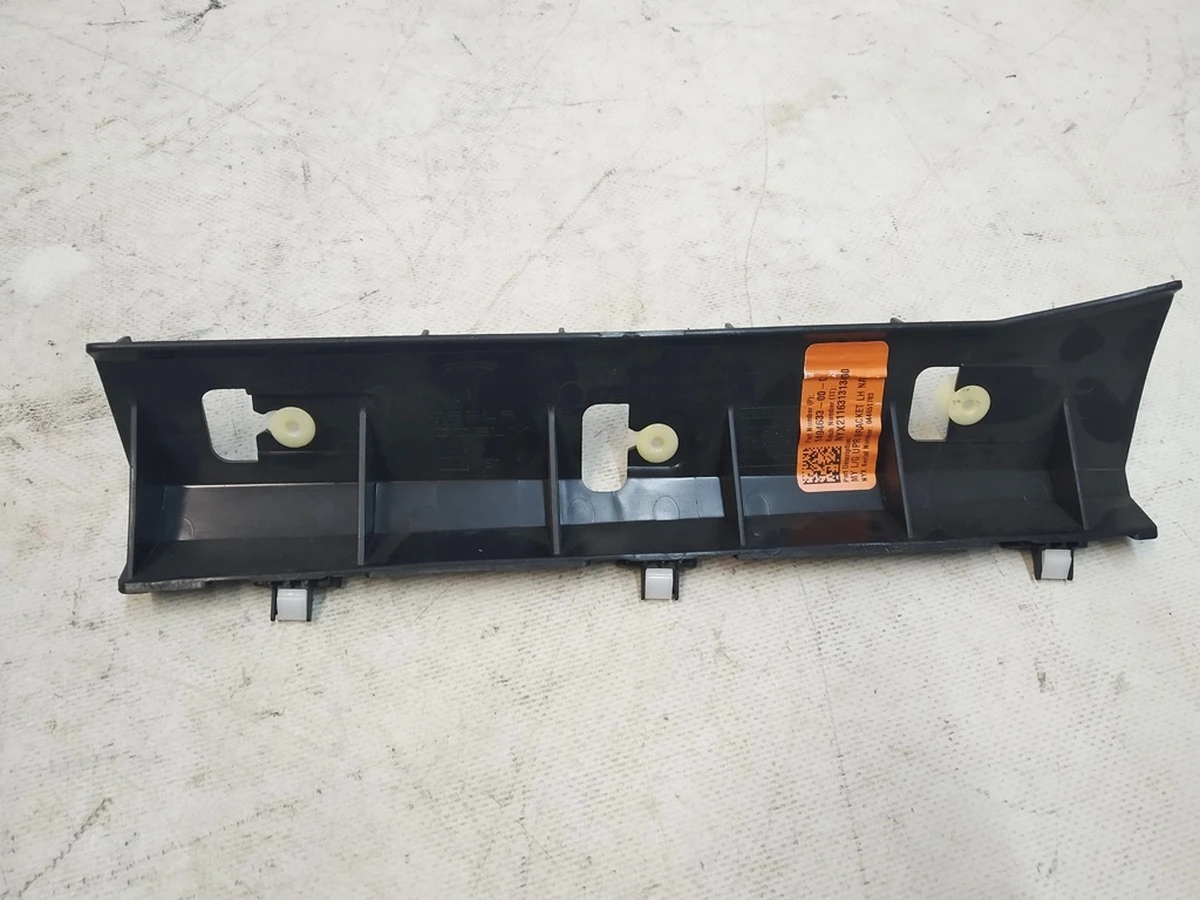 3 Кріплення облицювання багажника ліве Tesla Model Y 1628707-00-A