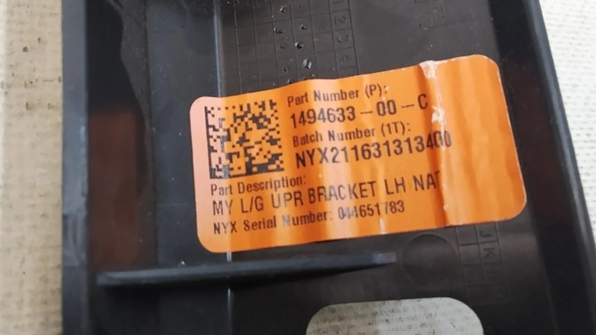 3 Кріплення облицювання багажника ліве Tesla Model Y 1628707-00-A