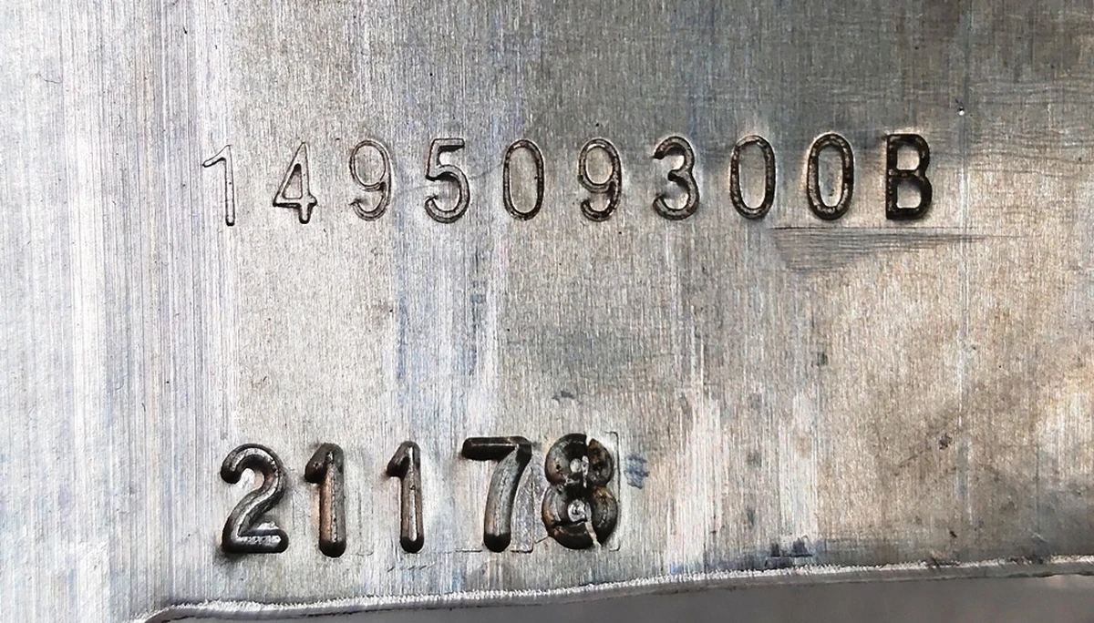 2 Підсилювач верхньої передньої панелі Tesla Model Y 1495093-00-B