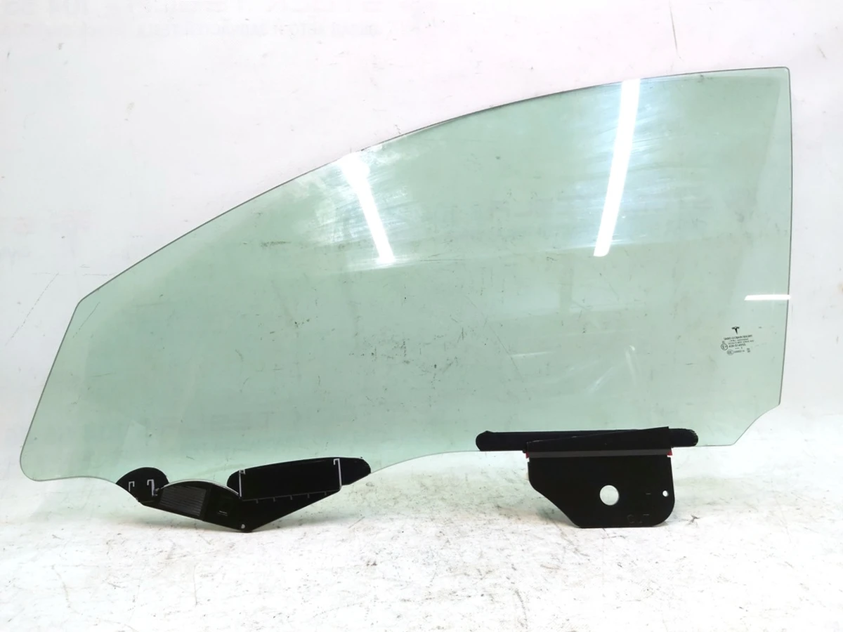 1 Скло дверей передніх лівих подвійне ламіноване в зборі з кронштейнами кріплення Tesla model Y 1495508-00-A