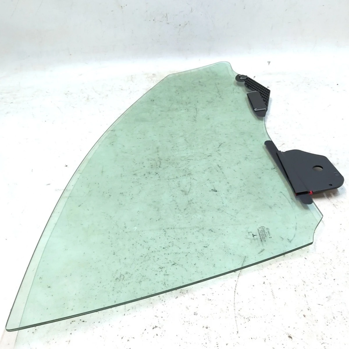 1 Скло дверей передніх лівих подвійне ламіноване в зборі з кронштейнами кріплення Tesla model Y 1495508-00-A