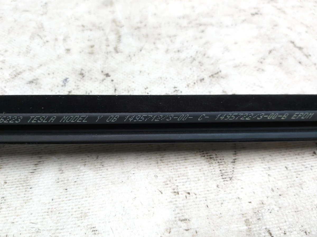 2 Молдинг зовнішній дверей передньої лівої BLACK BLACK Tesla Model Y 1495710-00-F