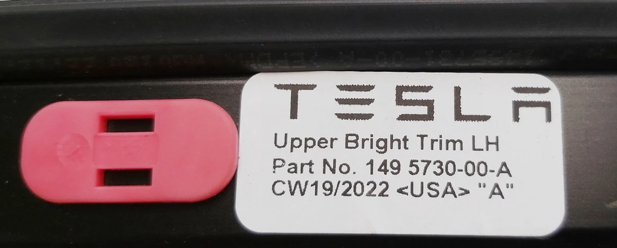 1 Молдинг кузова боковой левый BLACK Tesla Model Y 1495730-00-A