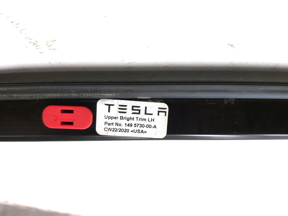 1 Молдинг кузова бічний лівий BLACK Tesla model Y 1495730-00-A