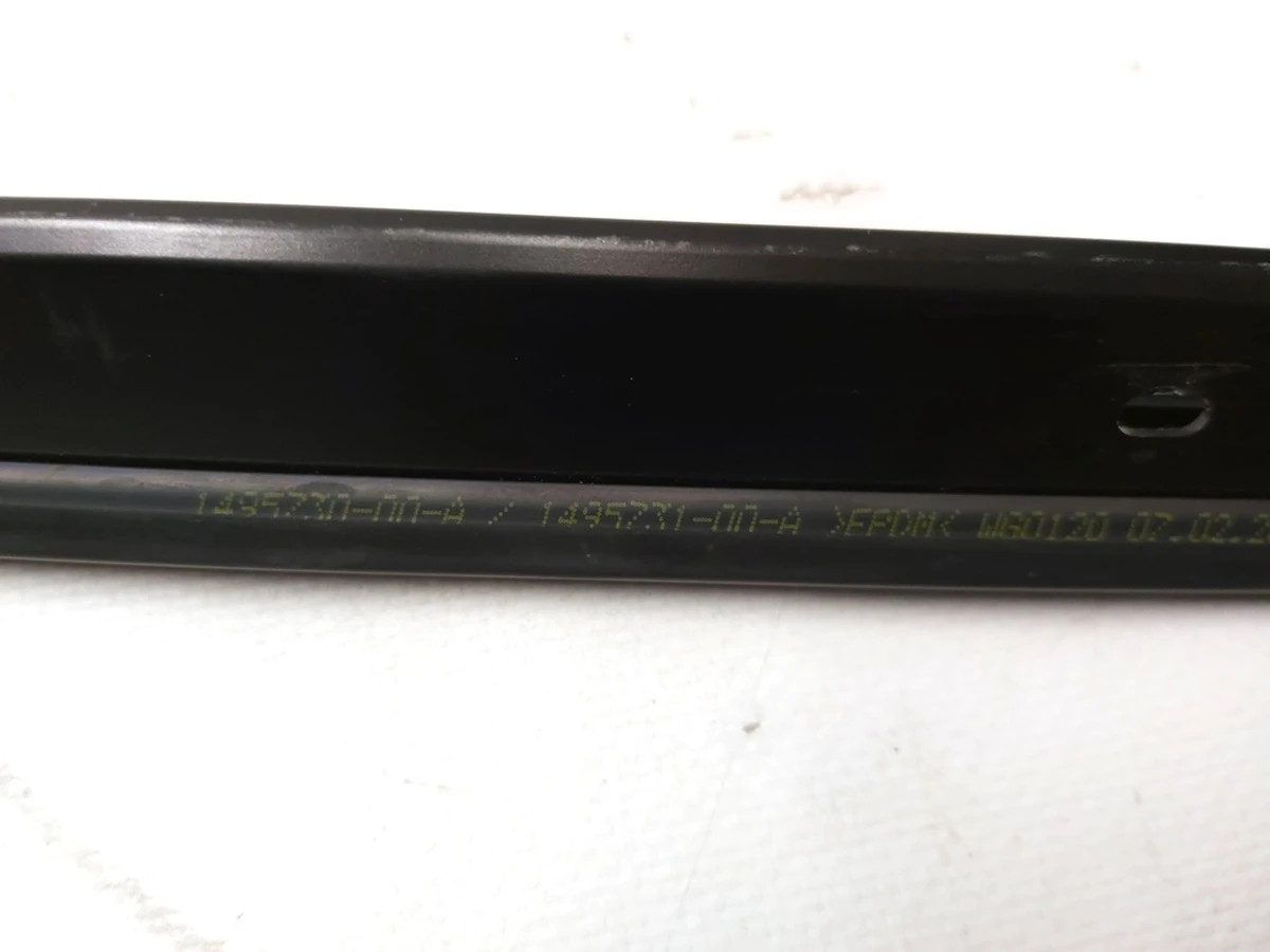 1 Молдинг кузова бічний лівий BLACK Tesla model Y 1495730-00-A