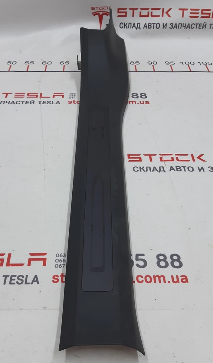 9 Facing of a threshold of a front right door lower Tesla model X 1496490-00-A