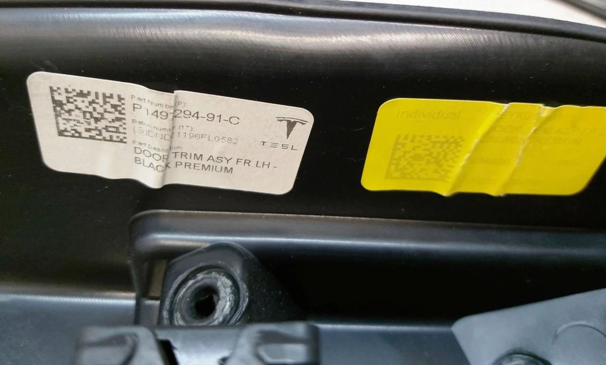 Карта двери передней левой без блока регулировки стеклоподъемниками PREM BLACK Tesla Model Y 1497294-91-D