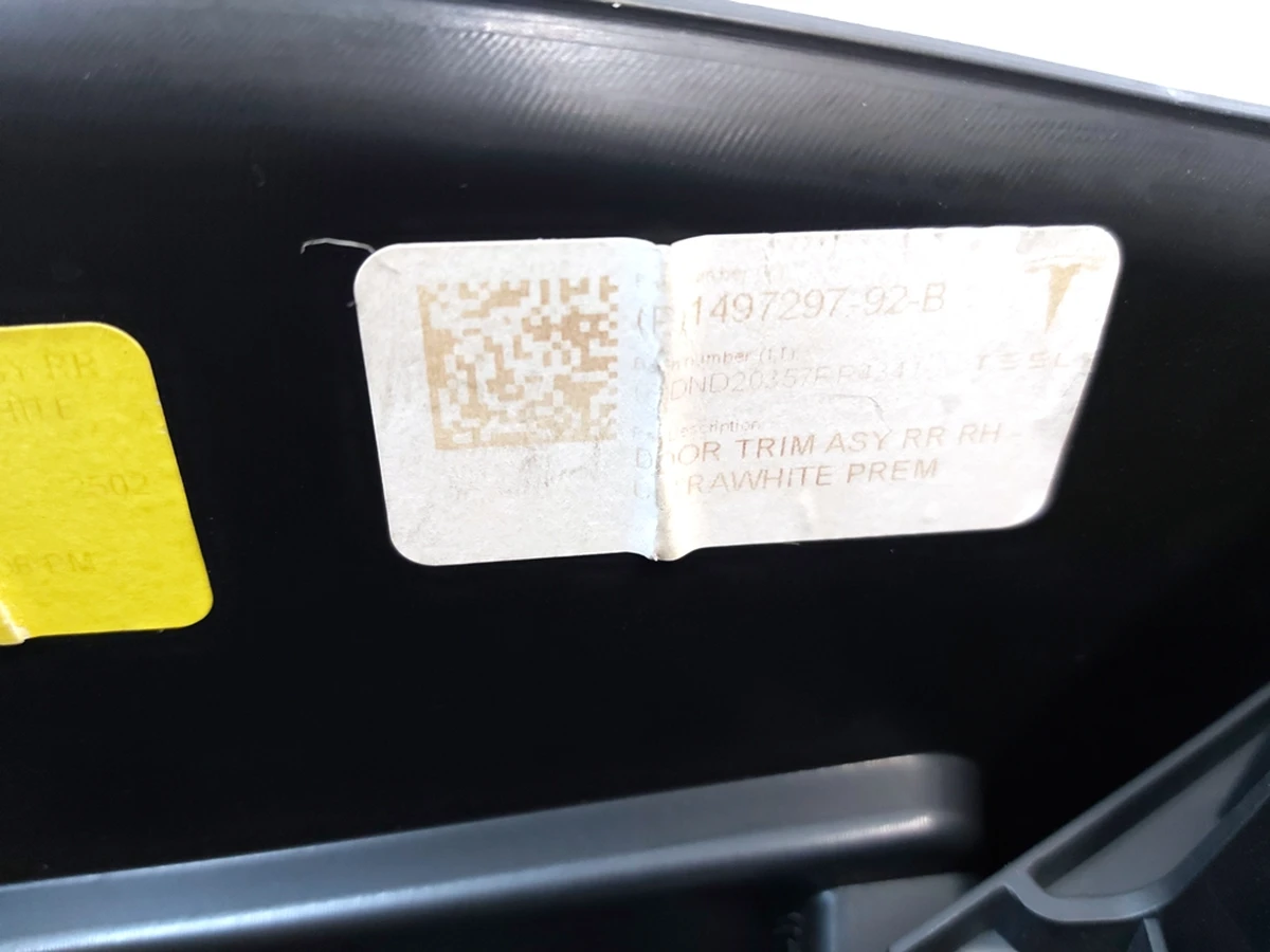 Карта двери задней правой в сборе PREM WHITE Tesla Model Y 1497297-92-B