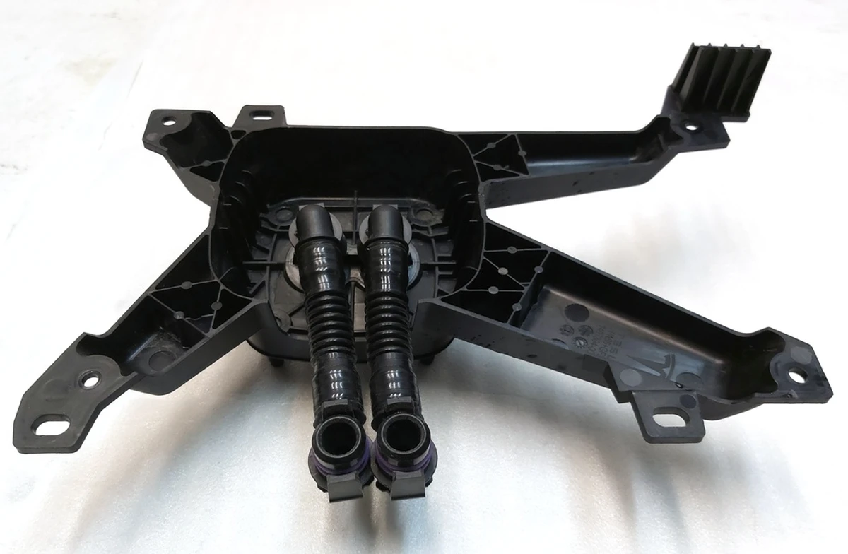 Кронштейн кріплення комп'ютера автомобіля в зборі з патрубками охолодження Tesla Model Y 1497304-00-D