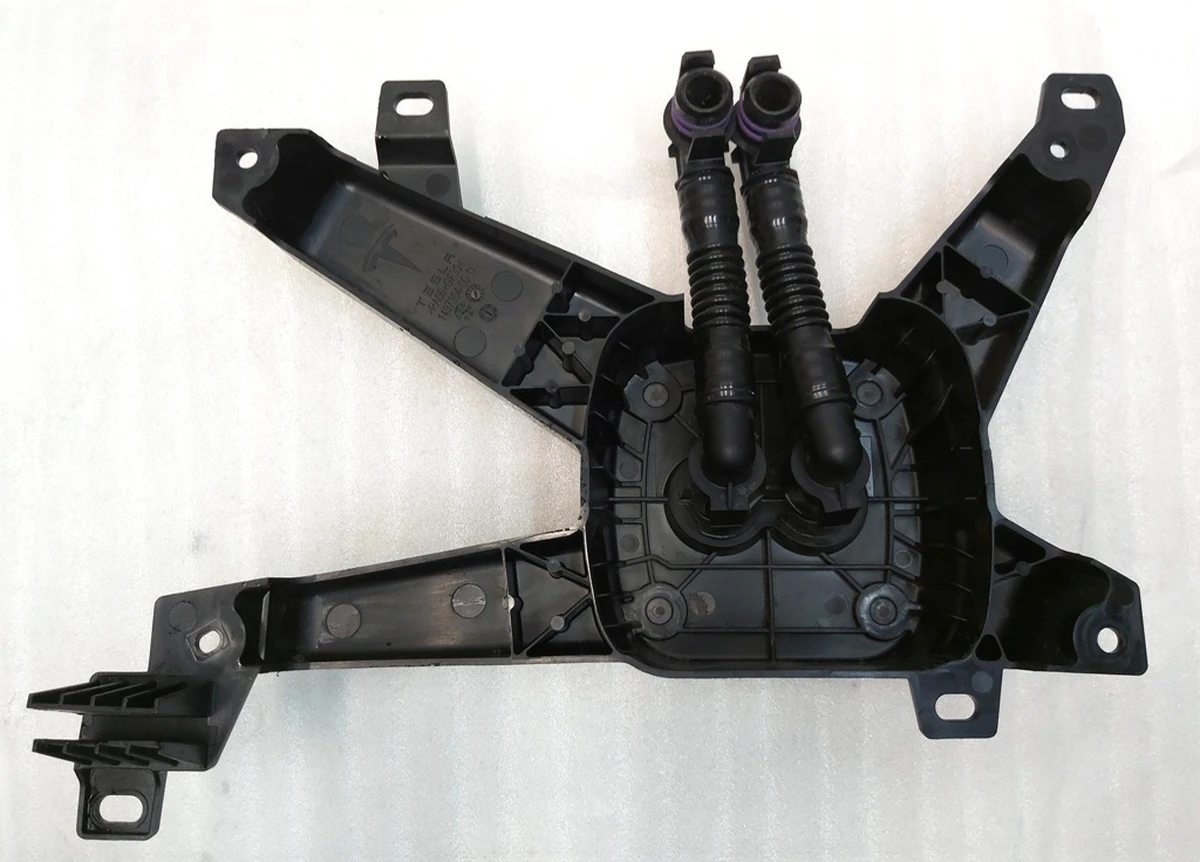 Кронштейн кріплення комп'ютера автомобіля в зборі з патрубками охолодження Tesla Model Y 1497304-00-D