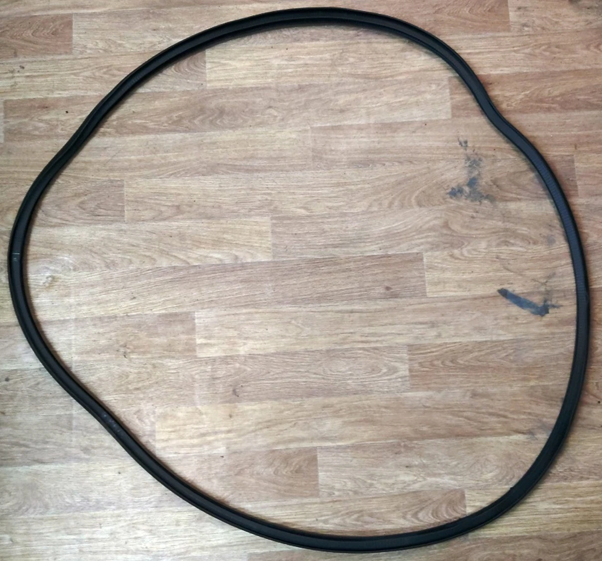 1 Уплотнитель дверного проёма переднего правого Tesla Model Y 1497674-98-E, 1497673-98-E