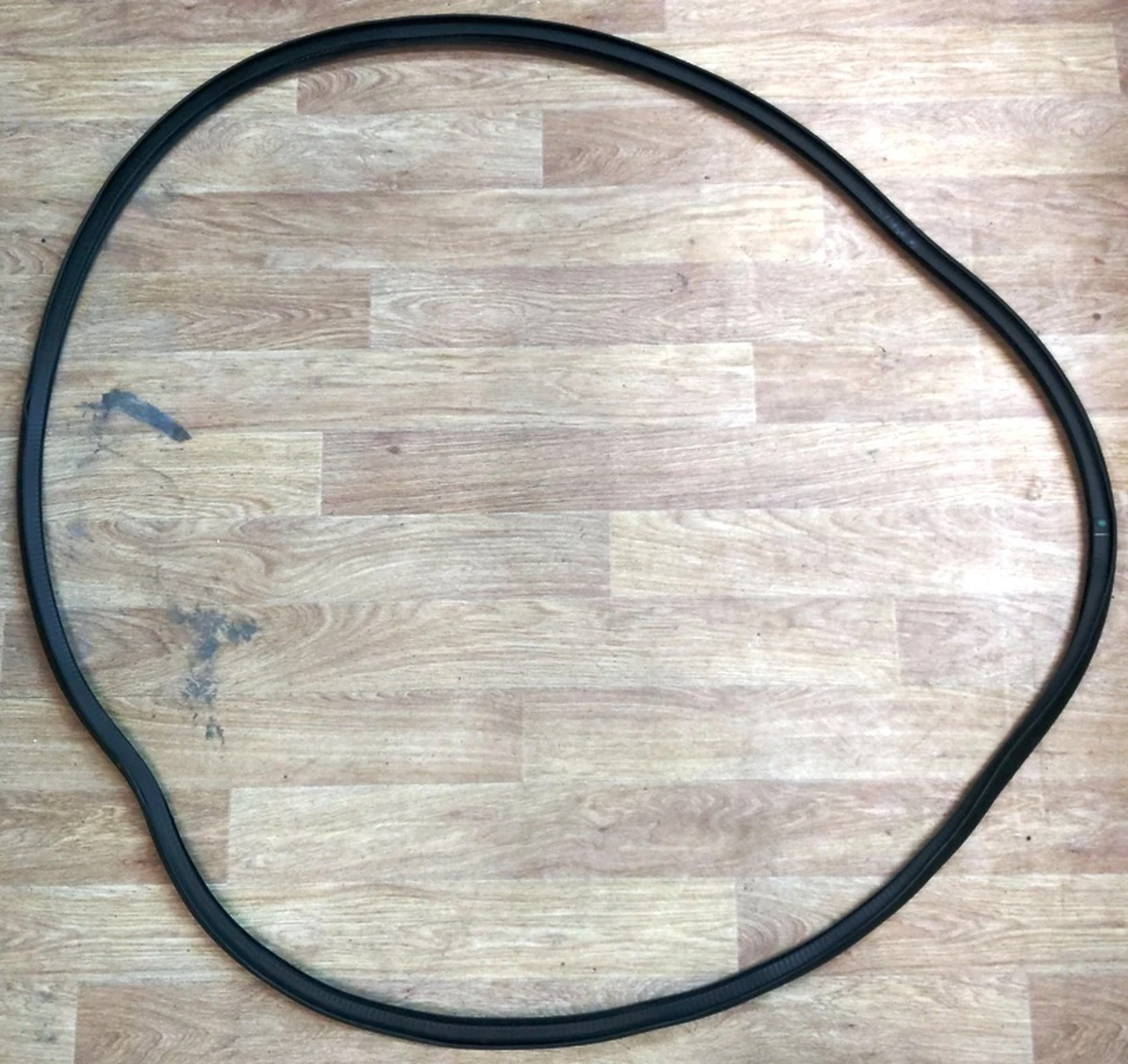 1 Уплотнитель дверного проёма переднего правого Tesla Model Y 1497674-98-E, 1497673-98-E