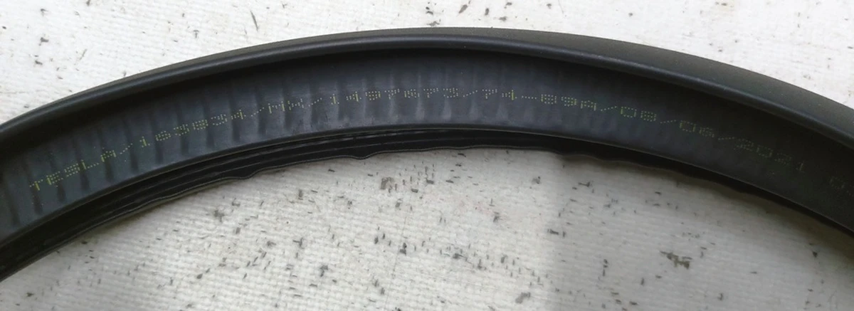 1 Уплотнитель дверного проёма переднего правого Tesla Model Y 1497674-98-E, 1497673-98-E