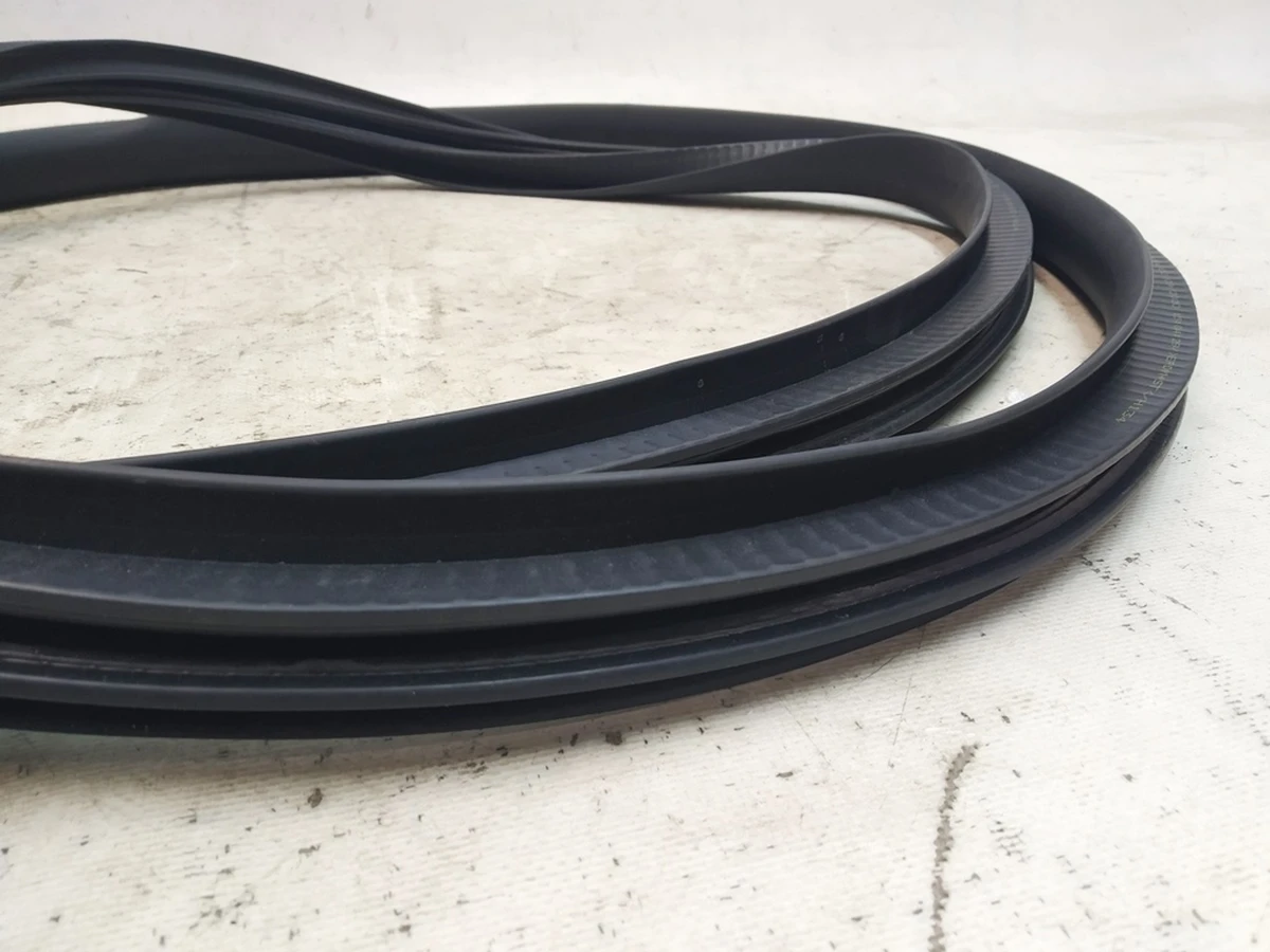 2 Уплотнитель дверного проёма заднего правого Tesla Model Y 1497676-98-C