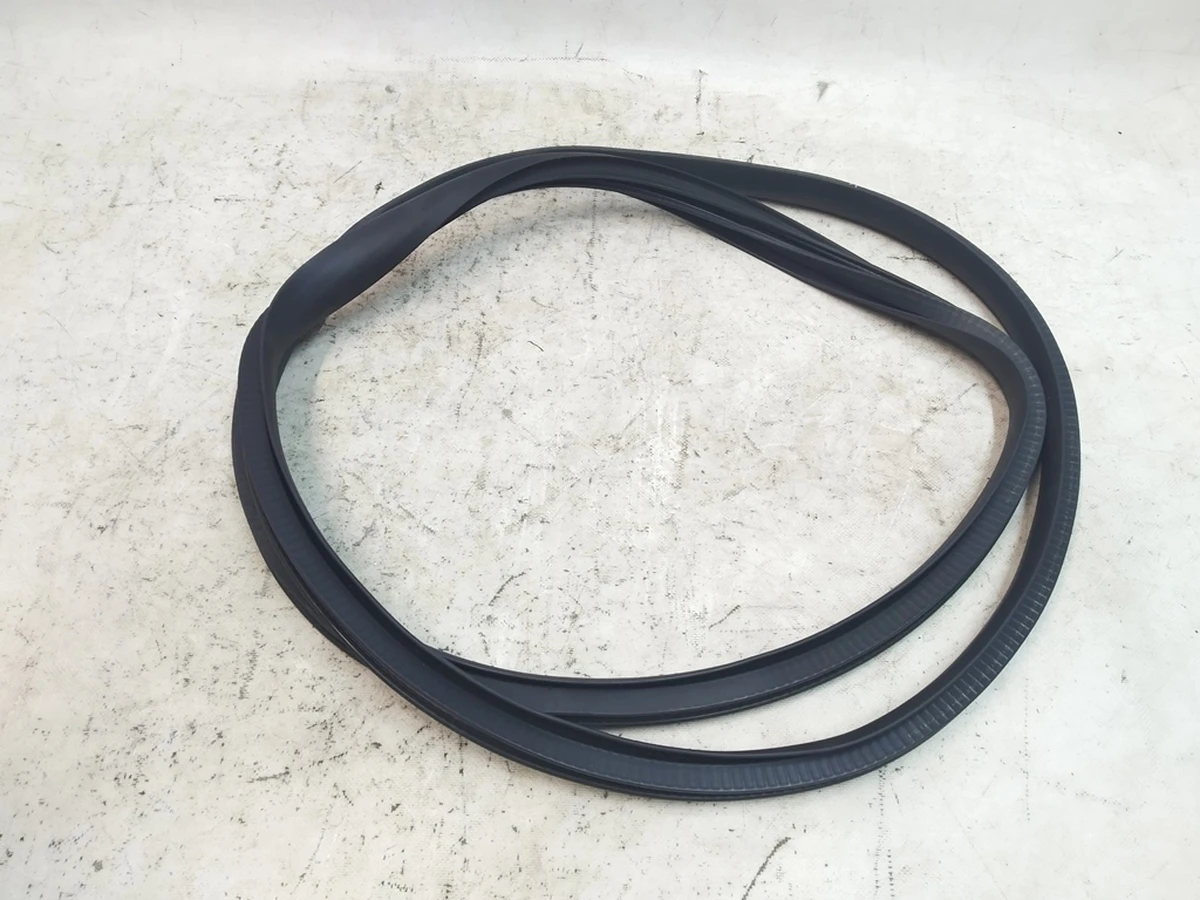 2 Уплотнитель дверного проёма заднего правого Tesla Model Y 1497676-98-C