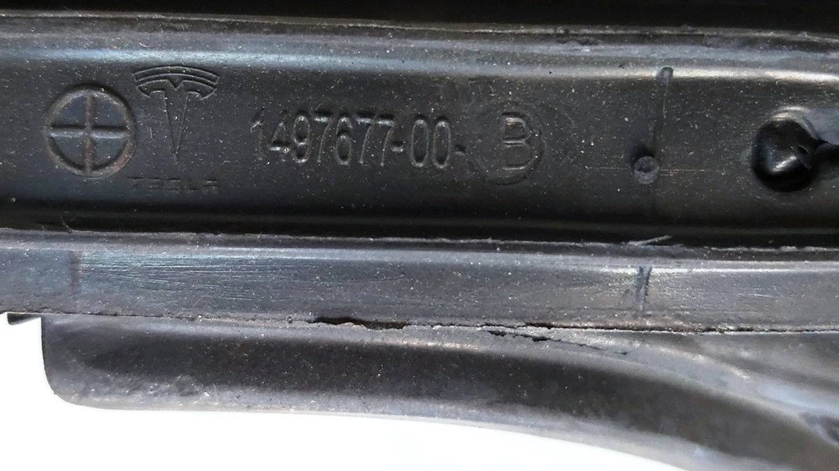 3 Уплотнитель молдинга дверного верхний левый Tesla model Y 1497677-00-A