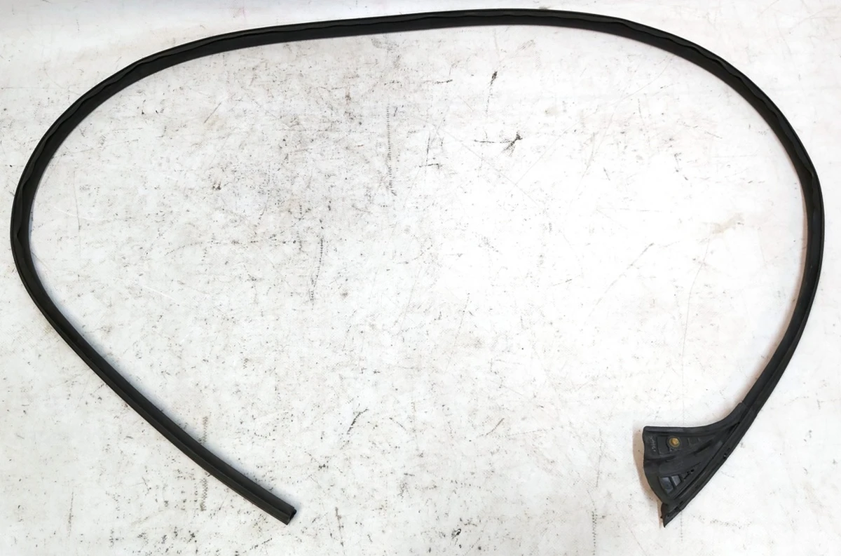 3 Уплотнитель молдинга дверного верхний левый Tesla model Y 1497677-00-A