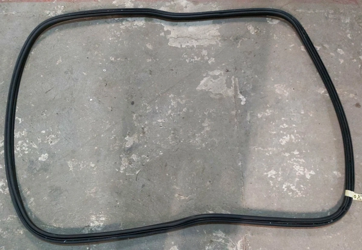 1 Уплотнитель багажника заднего Tesla Model Y, Model Y Feb 2025 1497681-00-B