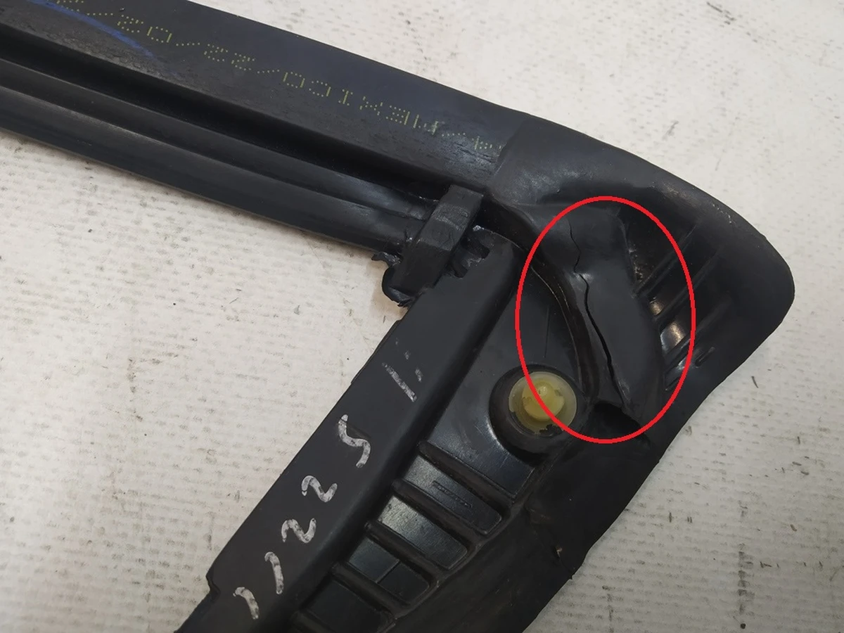 3 Seal rubber glass fender rear left Tesla model Y 1673554-00-B