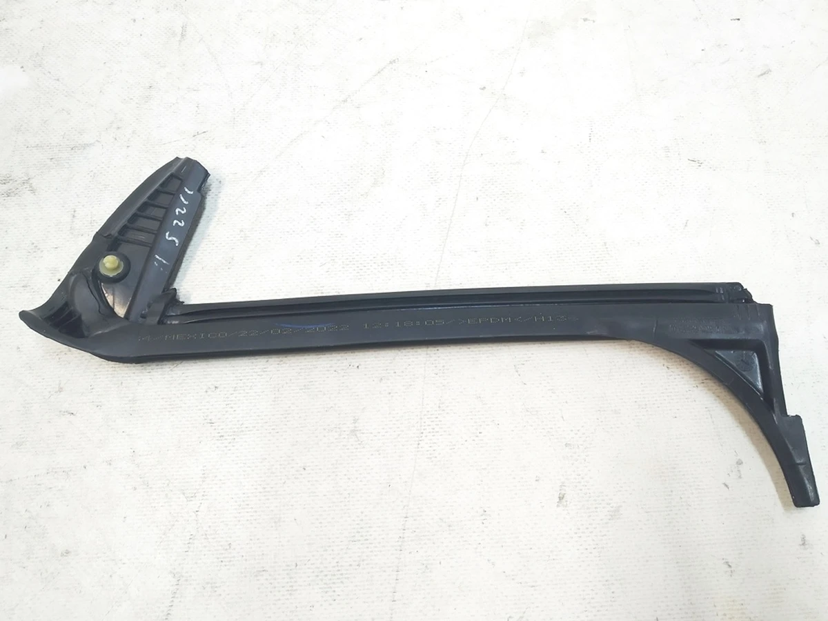 3 Seal rubber glass fender rear left Tesla model Y 1673554-00-B