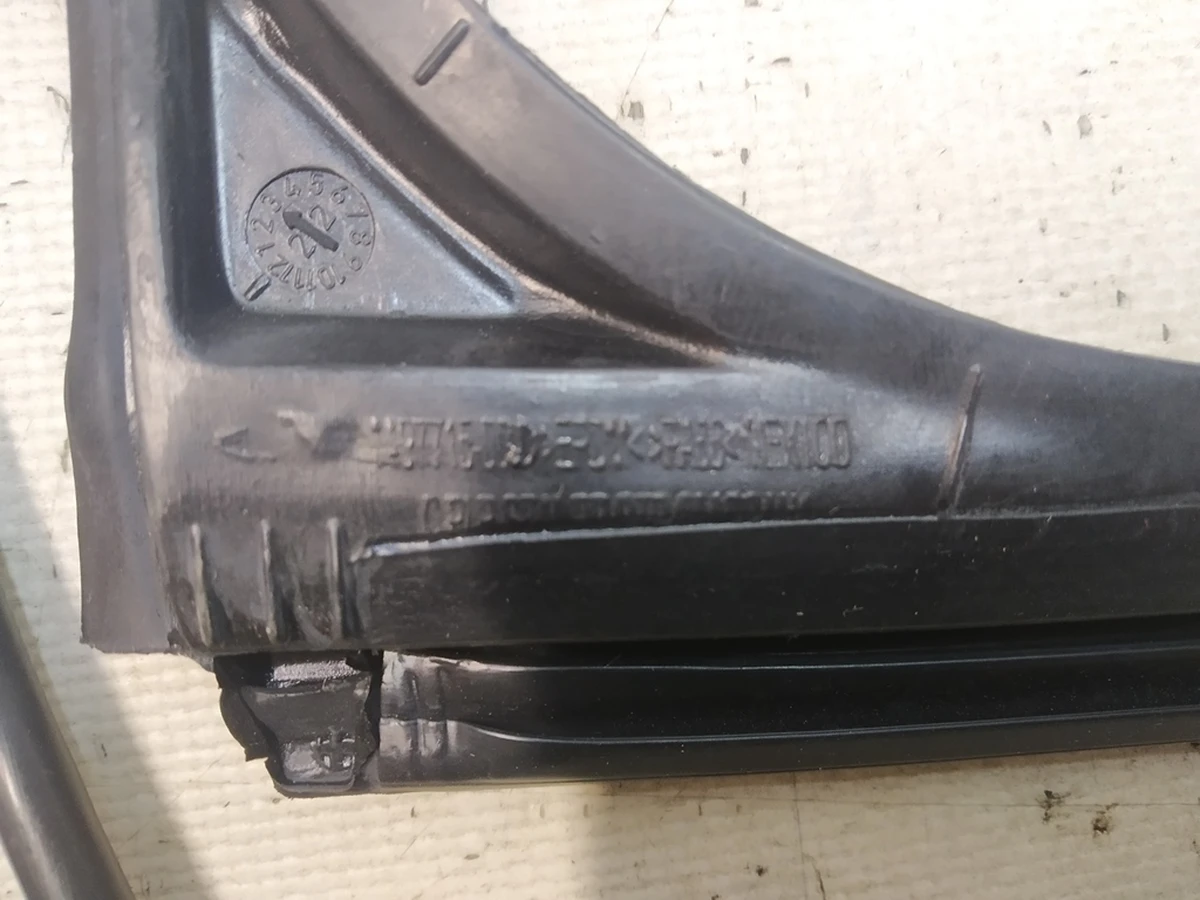 3 Seal rubber glass fender rear left Tesla model Y 1673554-00-B