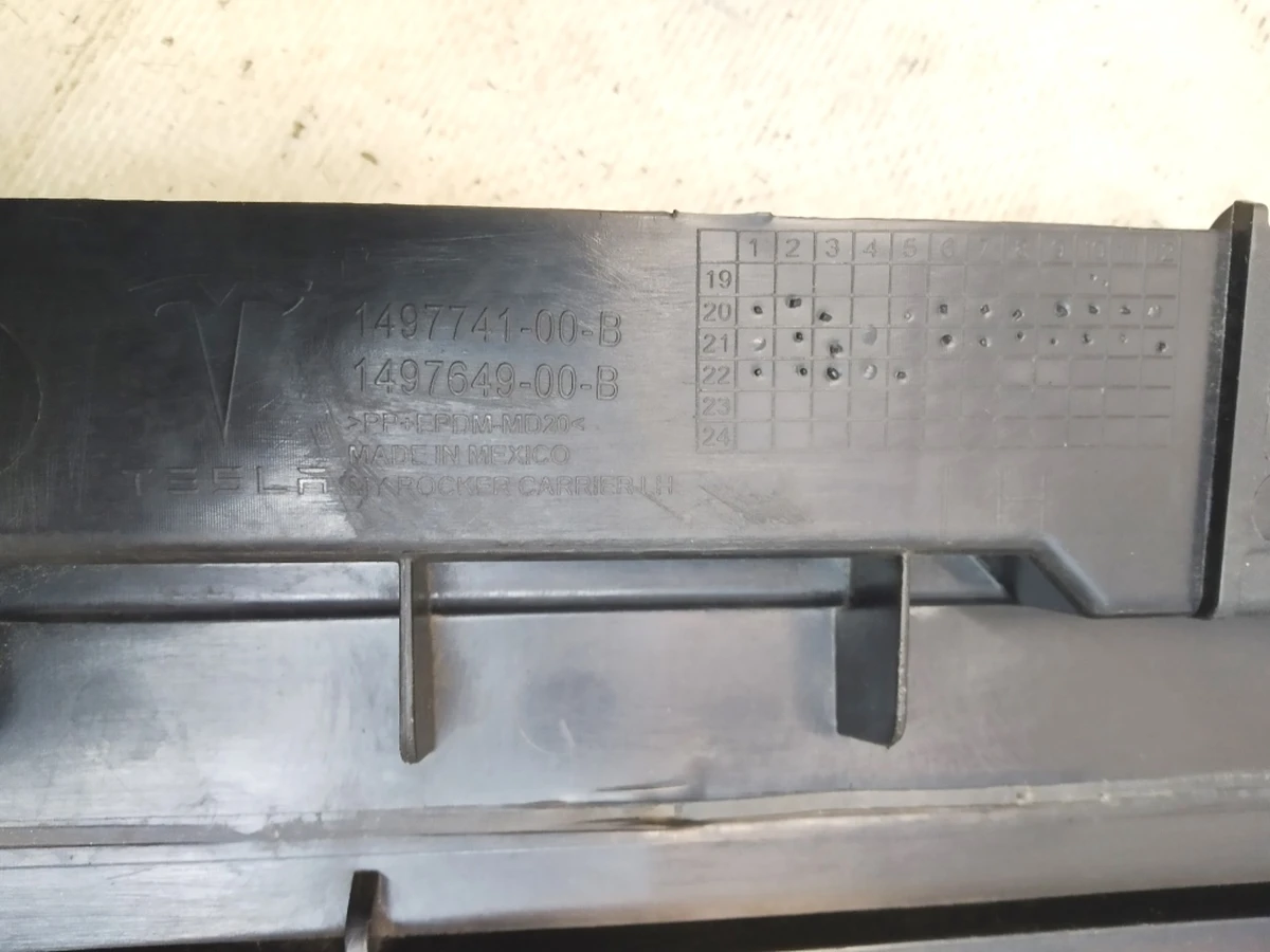 Кронштейн накладки порога лівої панелі рокерної Tesla model Y 1497741-00-B